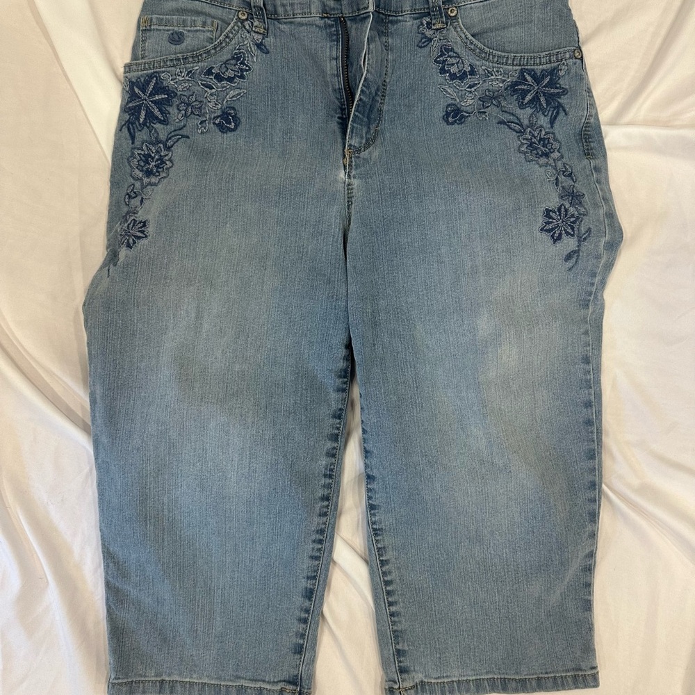 Gloria Vanderbilt Blue capri Jeans with Floral Embroidery